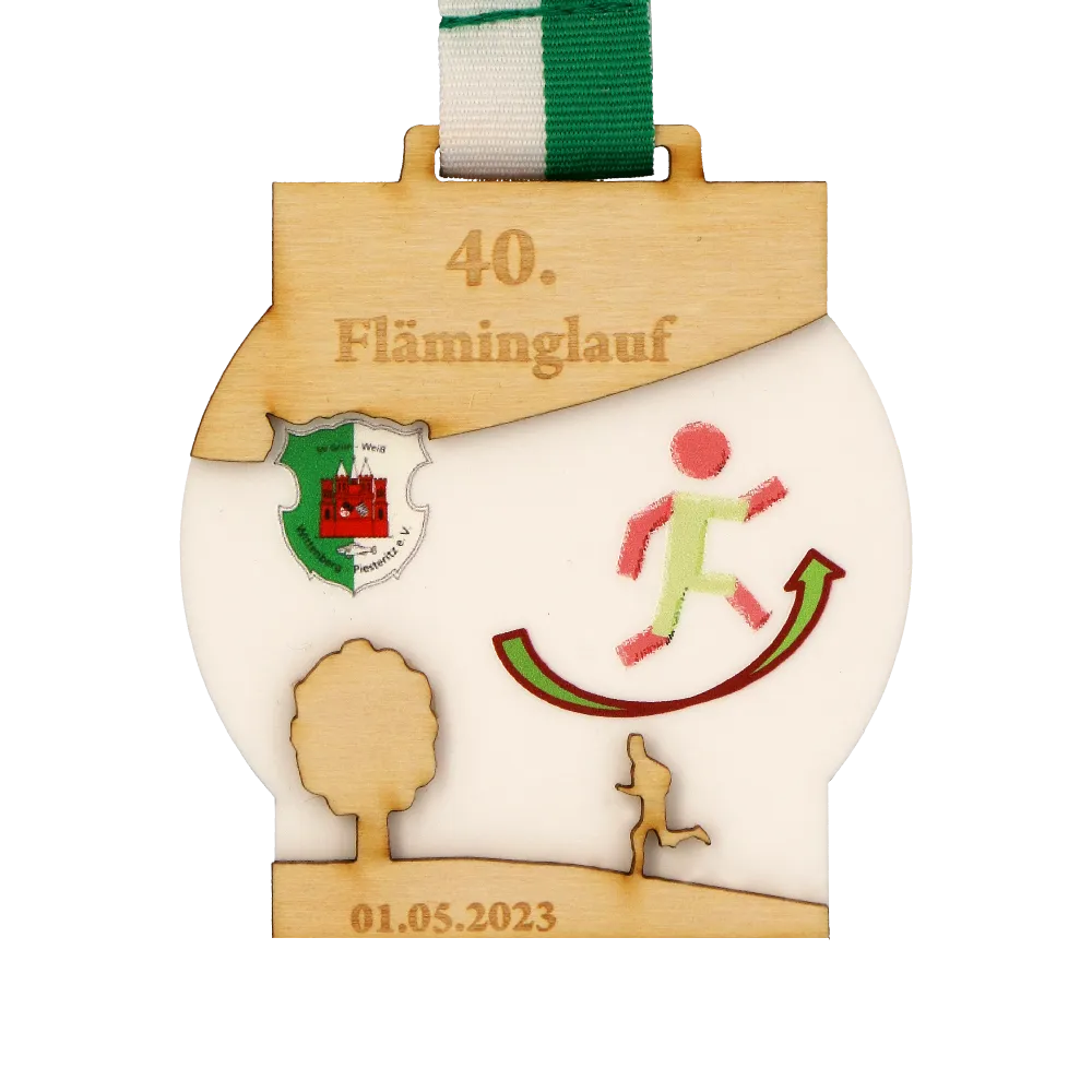 Holzmedaille für Teilnehmer des Laufs auf einem grün-weißen Band