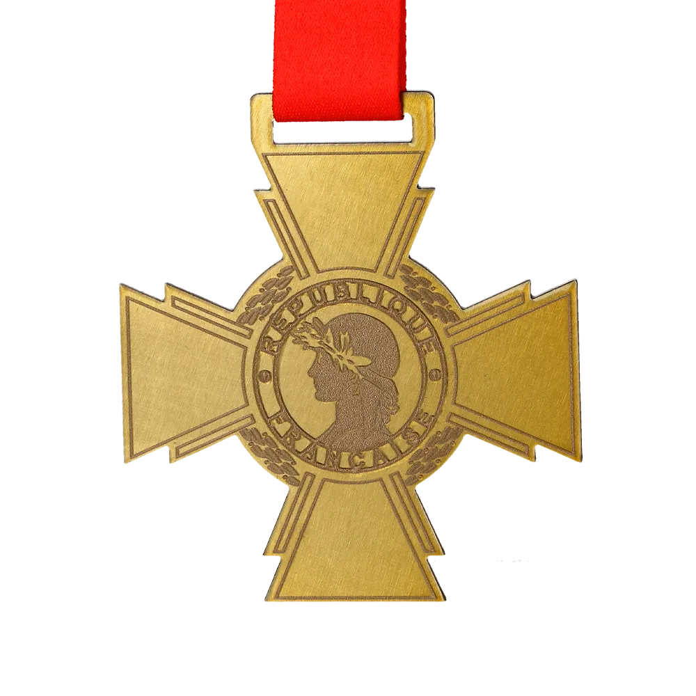 Goldener kreuzförmiger Triathlon-Medaille beim Trail du Chemin des Dames